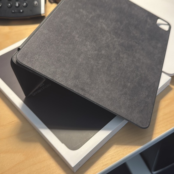 iPad smart folio for iPad Pro 12.9-inch (5th Generation) - Picture 8 of 9